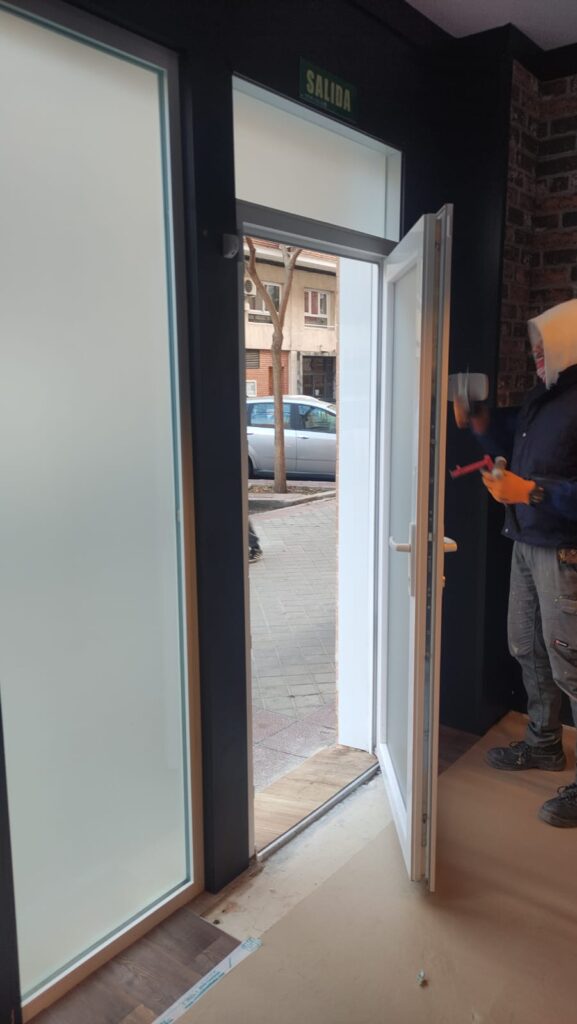 Cambio de puerta de PVC en local de Majadahonda